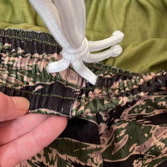 Mitchell & Ness New York Knicks 1991-92 CAMO Swingman Shorts Men’s L - Picture 9 of 11